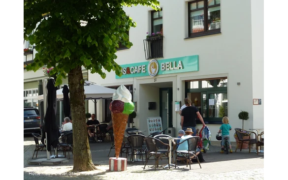 Außenansicht Eiscafe Bella direkt am Markplatz