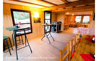 Innenansicht der gemütlichen Hütte am Rabennest