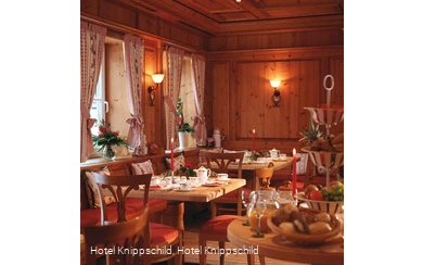 Innenansicht gemütlicher Gastraum Romantik Landhotel Knippschild