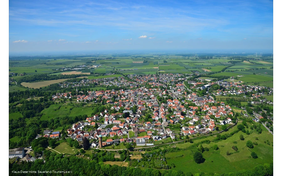 Luftbild mit Stadtmauer