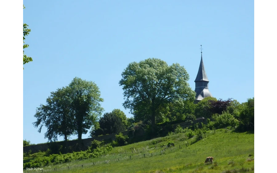 Blick auf die Stadtmauer mit Turm der Johanneskirc