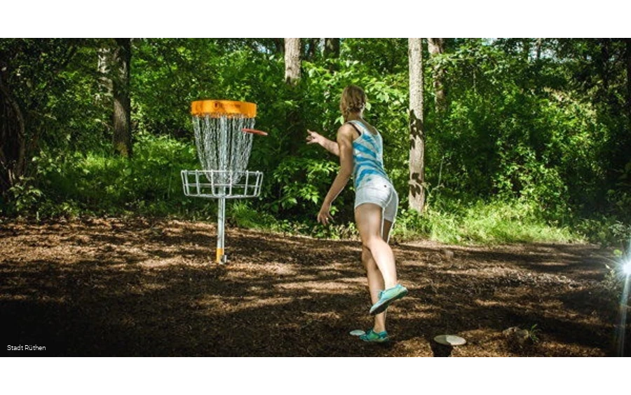 Discgolf im Wald
