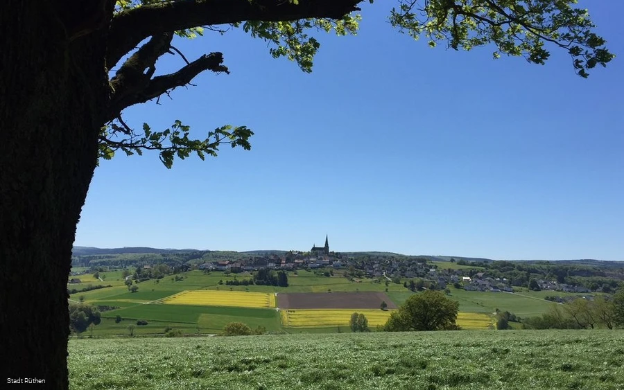 Blick auf die St-Clemenskirche in Kallenhardt