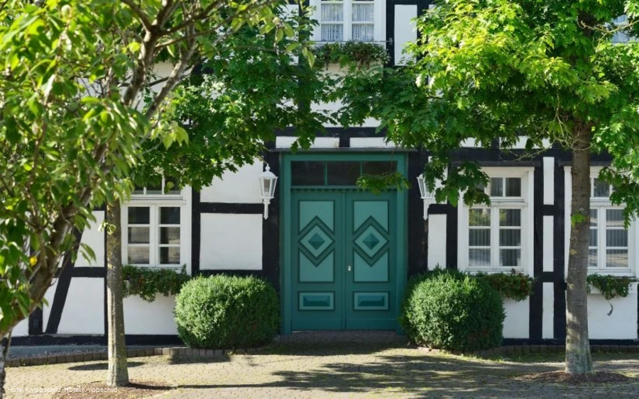 Frontansicht Romantik Landhotel Knippschild