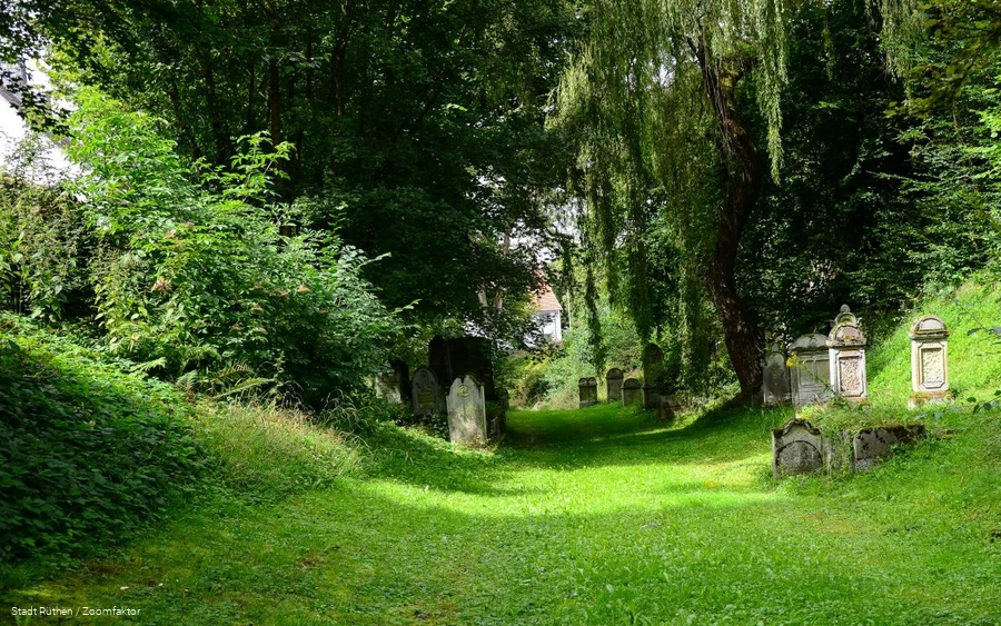 Jüdischer Friedhof unterhalb der Stadtmauer