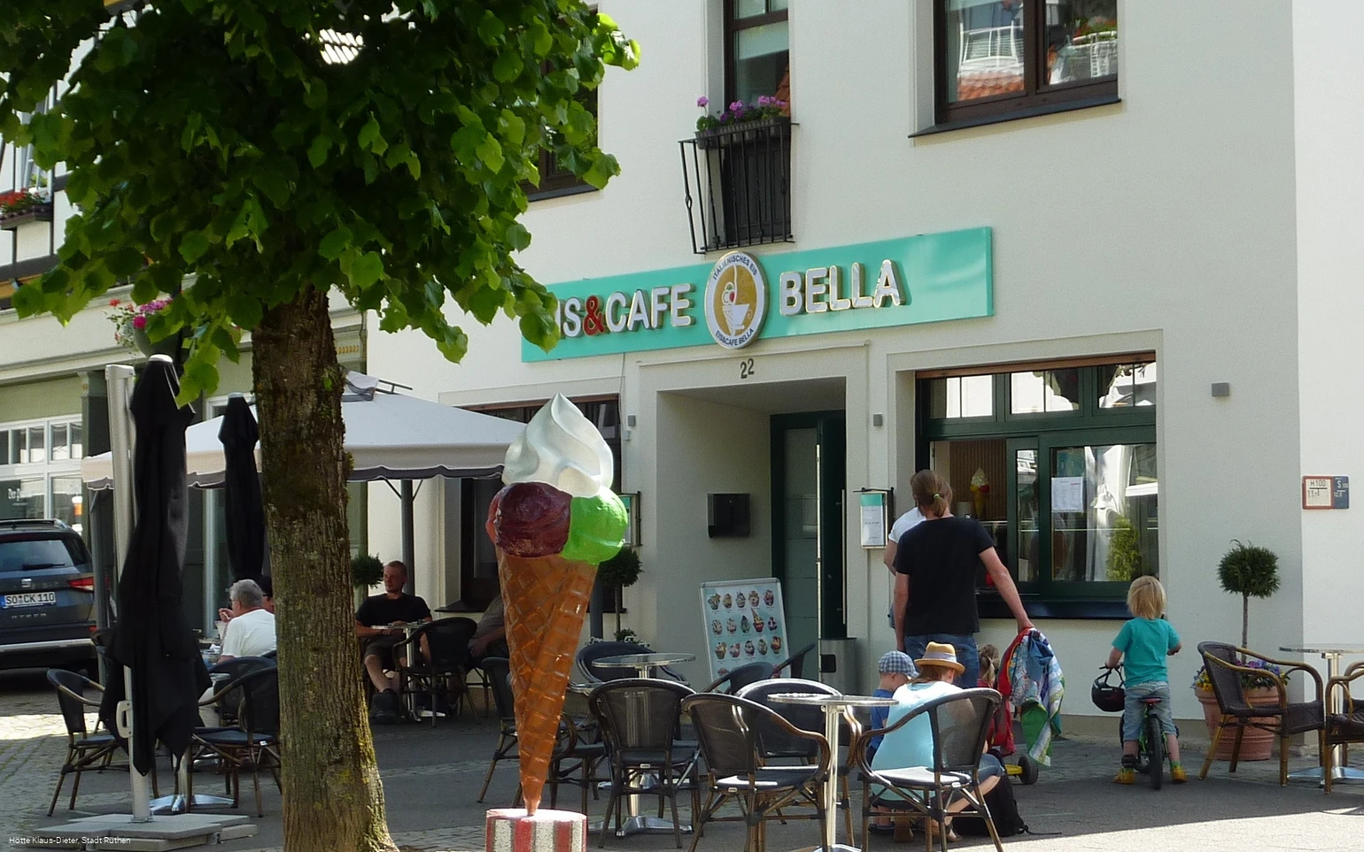 Außenansicht Eiscafe Bella direkt am Markplatz