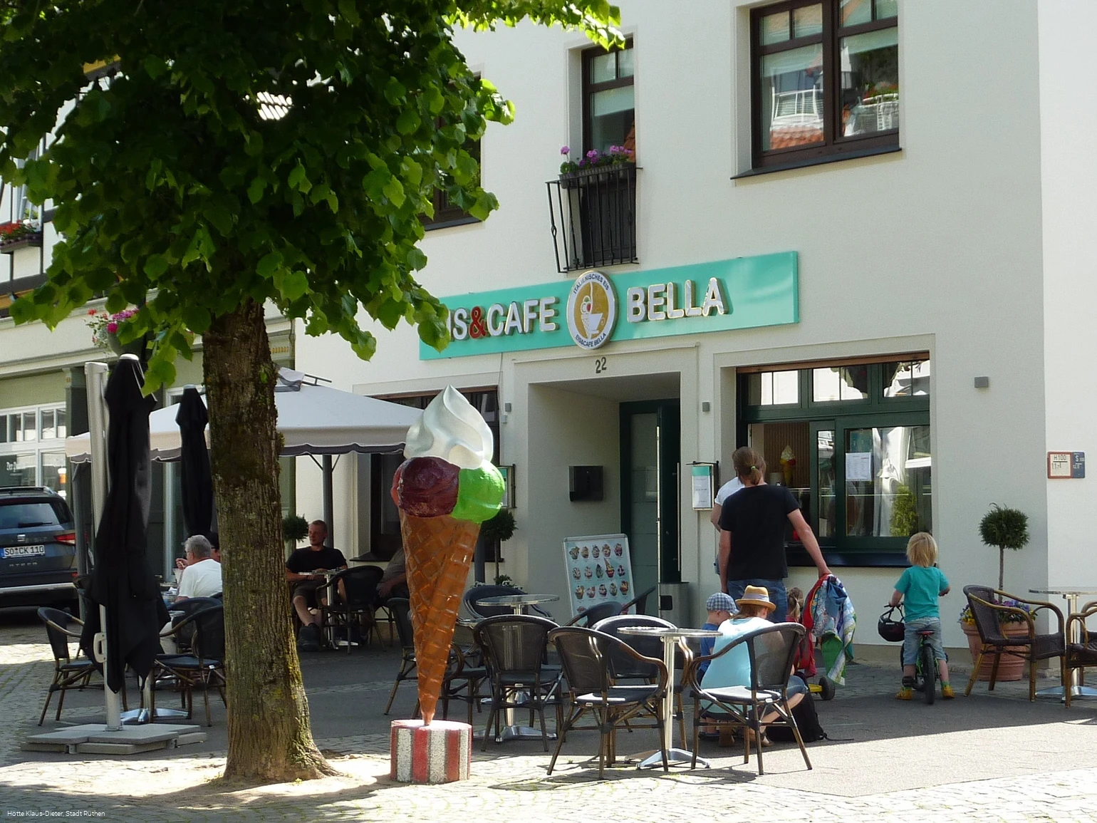 Außenansicht Eiscafe Bella direkt am Markplatz