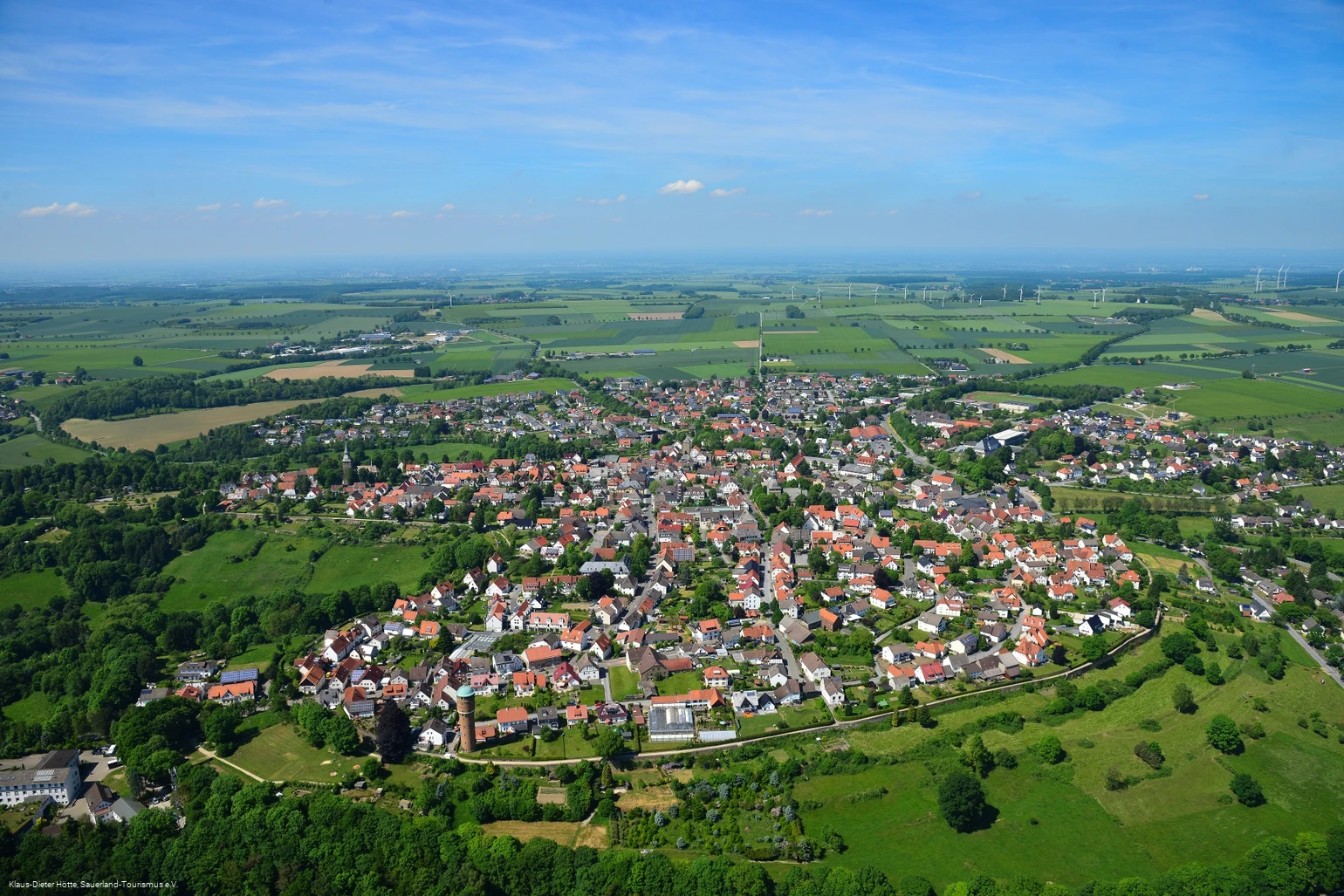 Luftbild mit Stadtmauer